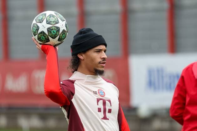Leroy Sane FC Bayern Muenchen, 10 with ball in hand during training, GER, Final training, FC Bayern Muenchen, Football, UEFA Champions League, Round of 16 second leg, 2024 2025 season, 10 03 2025, GER, Final training, FC Bayern Muenchen, Football, UEFA Champions League, Round of 16 second leg, 2024 2025 season, 10 03 2025 Muenchen Copyright: xEibner-Pressefoto JennixMaulx EP_JML
