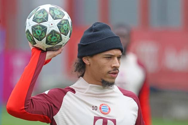 10 Leroy Sane, on the ball, Handball, Portraet, Portrait, Football Final training FC Bayern Munich before UEFA Champions League match against Bayer 04 Leverkusen Round of 16 second leg of the knockout phase of this years UEFA Champions League season Kick-off at the BayArena stadium in Leverkusen is at 21