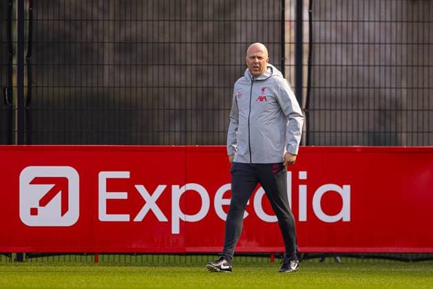 Football - UEFA Champions League - Round of 16 2nd Leg - Liverpool FC v Paris Saint-Germain - MD-1 LIVERPOOL, ENGLAND - Monday, March 10, 2025: Liverpool s head coach Arne Slot during a training session at the AXA Training Centre ahead of the UEFA Champions League Round of 16 2nd Leg match between Liverpool FC and Paris Saint-Germain. (Photo by David Rawcliffe Propaganda) LIVERPOOL AXA Training Centre MERSEYSIDE ENGLAND  Copyright: xDavidxRawcliffex P2025-03-10-Liverpool_PSG_MD-1-3
