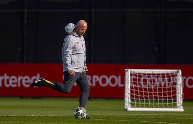 Football - UEFA Champions League - Round of 16 2nd Leg - Liverpool FC v Paris Saint-Germain - MD-1 LIVERPOOL, ENGLAND - Monday, March 10, 2025: Liverpool s head coach Arne Slot during a training session at the AXA Training Centre ahead of the UEFA Champions League Round of 16 2nd Leg match between Liverpool FC and Paris Saint-Germain. (Photo by David Rawcliffe Propaganda) LIVERPOOL AXA Training Centre MERSEYSIDE ENGLAND  Copyright: xDavidxRawcliffex P2025-03-10-Liverpool_PSG_MD-1-6