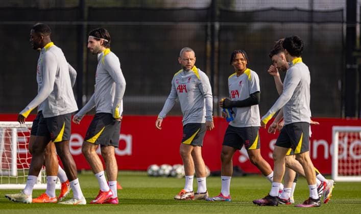 Football - UEFA Champions League - Round of 16 2nd Leg - Liverpool FC v Paris Saint-Germain - MD-1 LIVERPOOL, ENGLAND - Monday, March 10, 2025: Liverpool s Jay Spearing and Rio Ngumoha (R) during a training session at the AXA Training Centre ahead of the UEFA Champions League Round of 16 2nd Leg match between Liverpool FC and Paris Saint-Germain. (Photo by David Rawcliffe Propaganda) LIVERPOOL AXA Training Centre MERSEYSIDE ENGLAND  Copyright: xDavidxRawcliffex P2025-03-10-Liverpool_PSG_MD-1-10