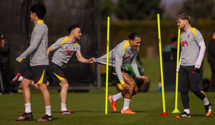 Sport Bilder des Tages Football - UEFA Champions League - Round of 16 2nd Leg - Liverpool FC v Paris Saint-Germain - MD-1 LIVERPOOL, ENGLAND - Monday, March 10, 2025: Liverpool s Diogo Jota (L) and captain Virgil van Dijk during a training session at the AXA Training Centre ahead of the UEFA Champions League Round of 16 2nd Leg match between Liverpool FC and Paris Saint-Germain. (Photo by David Rawcliffe Propaganda) LIVERPOOL AXA Training Centre MERSEYSIDE ENGLAND  Copyright: xDavidxRawcliffex P2025-03-10-Liverpool_PSG_MD-1-18