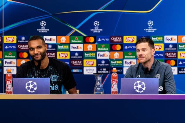 UEFA Champions League, press conference Bayer 04 Leverkusen 10 03 2025 Jonathan Tah Bayer 04 Leverkusen, 4 and Xabi Alonso head coach Bayer 04 Leverkusen smiling during the press conference UEFA Champions League round of 16 second leg, press conference Bayer 04 Leverkusen before the match against FC Bayern Munich Leverkusen, BayArena on 10 03 2025 Copyright: xBEAUTIFULxSPORTS Wunderlx