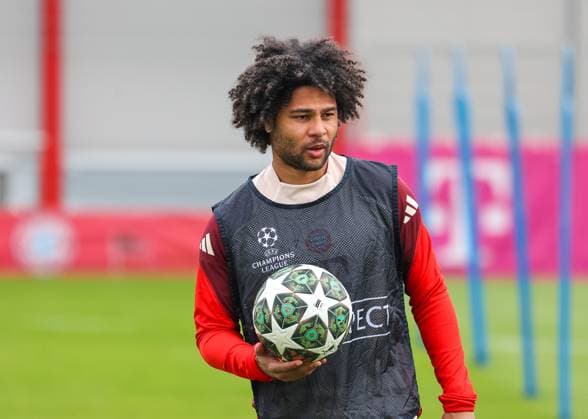 Serge Gnabry (FC Bayern Muenchen, 07) mit Ball in der Hand, GER, Abschlusstraining, FC Bayern Muenchen, Fussball, UEFA Champions League, Achtelfinale Rueckspiel, Saison 2024 2025, 10.03.2025, GER, Abschlusstraining, FC Bayern Muenchen, Fussball, UEFA Champions League, Achtelfinale Rueckspiel, Saison 2024 2025, 10.03.2025 Muenchen Copyright: xEibner-Pressefoto JennixMaulx EP_JML