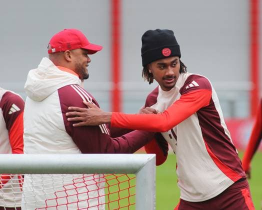 Football, Men, Season 2024 2025, FC Bayern Munich, Final training, Training, Champions League Vincent Kompany, Coach FC Bayern Munich li welcomes Jonah Kusi Asare FC Bayern Munich re with a handshake on the pitch