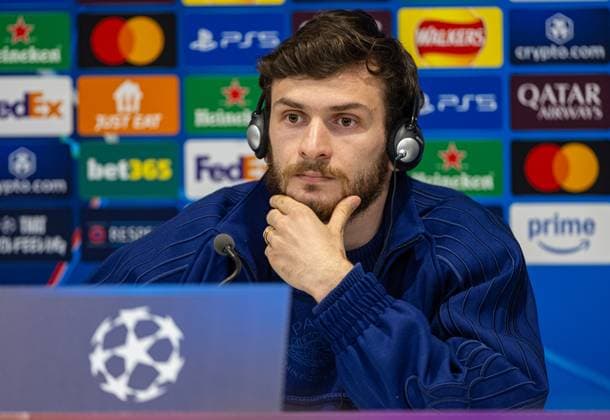 Football - UEFA Champions League - Round of 16 2nd Leg - Liverpool FC v Paris Saint-Germain - MD-1 LIVERPOOL, ENGLAND - Monday, March 10, 2025: Paris Saint-Germain s Khvicha Kvaratskhelia during a press conference, PK, Pressekonferenz at Anfield ahead of the UEFA Champions League Round of 16 2nd Leg match between Liverpool FC and Paris Saint-Germain. (Photo by David Rawcliffe Propaganda) LIVERPOOL Anfield MERSEYSIDE ENGLAND  Copyright: xDavidxRawcliffex P2025-03-10-Liverpool_PSG_MD-1-30