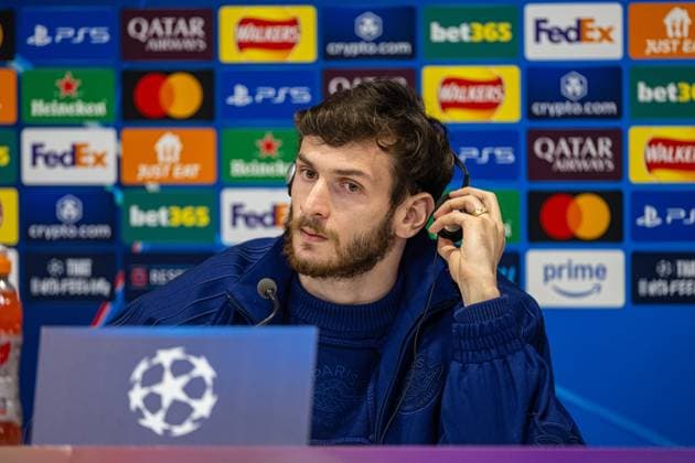 Football - UEFA Champions League - Round of 16 2nd Leg - Liverpool FC v Paris Saint-Germain - MD-1 LIVERPOOL, ENGLAND - Monday, March 10, 2025: Paris Saint-Germain s Khvicha Kvaratskhelia during a press conference, PK, Pressekonferenz at Anfield ahead of the UEFA Champions League Round of 16 2nd Leg match between Liverpool FC and Paris Saint-Germain. (Photo by David Rawcliffe Propaganda) LIVERPOOL Anfield MERSEYSIDE ENGLAND  Copyright: xDavidxRawcliffex P2025-03-10-Liverpool_PSG_MD-1-37