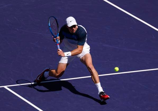 March 10, 2025 Jack Draper (GBR) returns a shot against Jenson Brooksby during the 2025 BNP Paribas Open at Indian Wells Tennis Garden in Indian Wells, California. Mandatory Photo Credit: CSM Indian Wells United States of America - ZUMAc04_ 20250310_zma_c04_007 Copyright: xCharlesxBausx