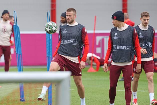 15 Eric Dier on the ball with 42 Jamal Musiala, 44 Josip Stanisic, Portraet, Portrait, Group, Football Final training FC Bayern Munich before UEFA Champions League match against Bayer 04 Leverkusen Round of 16 second leg of the knockout phase of this years UEFA Champions League season Kick-off at the BayArena stadium in Leverkusen is at 21