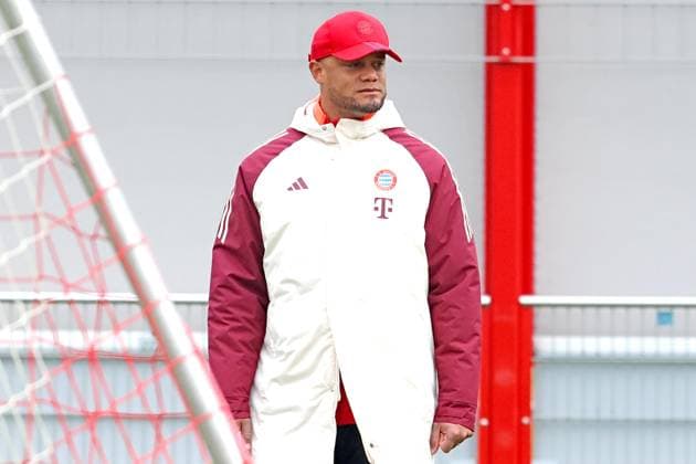 Coach Vincent Kompany, Portraet, Portrait, Football Final training FC Bayern Munich before UEFA Champions League match against Bayer 04 Leverkusen Round of 16 second leg of the knockout phase of this years UEFA Champions League season Kick-off at the BayArena stadium in Leverkusen is at 21