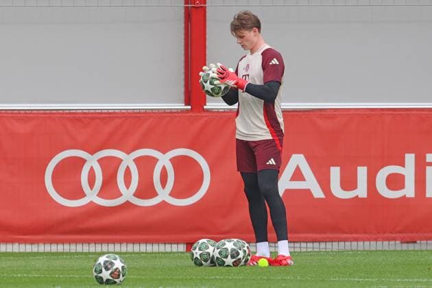 40 Jonas Urbig FCB Portraet, Portrait, Goalkeeper, Debut, Goalkeeper, Goalkeeper, Goalkeeper, Goalkeeper, Goalkeeper, Goalie, on the ball, is concentrated, concentration, Football Final training FC Bayern Munich before UEFA Champions League match against Bayer 04 Leverkusen Round of 16 second leg of the knockout phase of this years UEFA Champions League season Kick-off at the BayArena stadium in Leverkusen is at 21