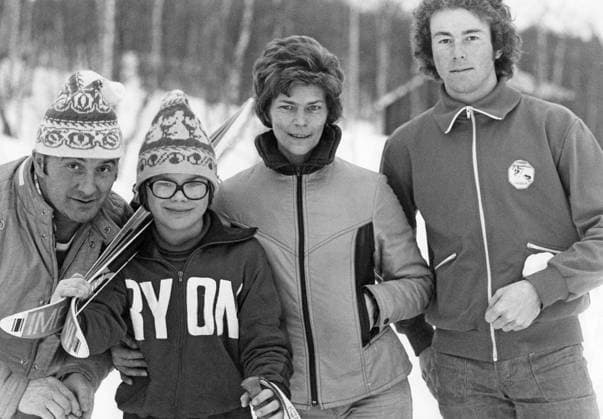 Ingemar Stenmark, geboren am 18. März 1956, ist ein ehemaliger schwedischer alpiner Skirennläufer im Weltcup. Er gilt als einer der bedeutendsten schwedischen Sportler aller Zeiten und als der größte Slalom und Riesenslalomspezialist aller Zeiten. 1979 während eines Weltcup Wettbewerbs. Bild mit seinem Vater Erik, seiner Mutter Gunborg und seinem kleinen Bruder Jan vor ihrem Haus am Slalomvägen in Tärnaby, aufgenommen 1975 zu Beginn von Ingemars Karriere Ingemar Stenmark born 18 March 1956 is a Swedish former World Cup alpine ski racer. He is regarded as one of the most prominent Swedish athletes ever, and as the greatest slalom and giant slalom specialist of all time. 1979 during a world cup competition. Picture with his father Erik, m Copyright: imageBROKER Sjoberg ibljsj12853464.jpg Bitte beachten Sie die gesetzlichen Bestimmungen des deutschen Urheberrechtes hinsichtlich der Namensnennung des Fotografen im direkten Umfeld der Veröffentlichung Ingemar Stenmark, geboren am 18. März 1956, ist ein ehemaliger schwedischer alpiner Skirennläufer im Weltcup. Er gilt al imago images 0806910522