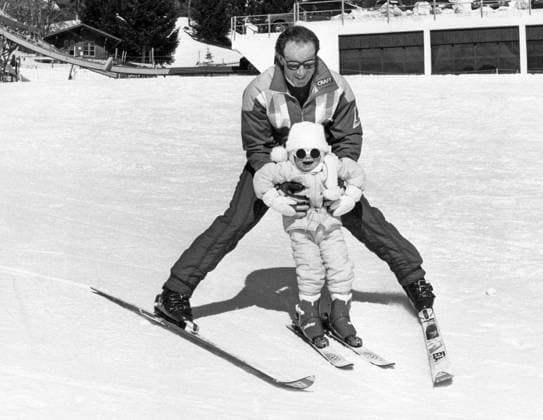 Ingemar Stenmark, geboren am 18. März 1956, ist ein ehemaliger schwedischer alpiner Skirennläufer im Weltcup. Er gilt als einer der bedeutendsten schwedischen Sportler aller Zeiten und als der größte Slalom und Riesenslalomspezialist aller Zeiten. Stenmark mit seiner Tochter Nathalie 1987 Ingemar Stenmark born 18 March 1956 is a Swedish former World Cup alpine ski racer. He is regarded as one of the most prominent Swedish athletes ever, and as the greatest slalom and giant slalom specialist of all time. Stenmark with his daughter Nathalie 1987 Copyright: imageBROKER Sjoberg ibljsj12853459.jpg Bitte beachten Sie die gesetzlichen Bestimmungen des deutschen Urheberrechtes hinsichtlich der Namensnennung des Fotografen im direkten Umfeld der Veröffentlichung Ingemar Stenmark, geboren am 18. März 1956, ist ein ehemaliger schwedischer alpiner Skirennläufer im Weltcup. Er gilt al imago images 0806922826