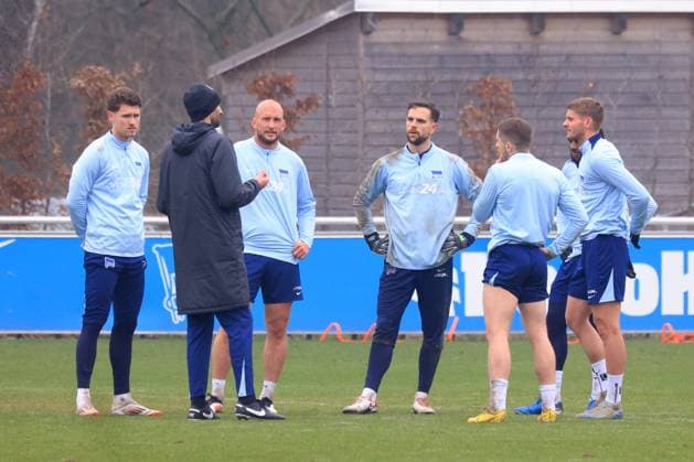 DEU, DFL, 2 FBL Hertha BSC, Training, 11 03 2025, Sportforum, Berlin, DEU, DFL, 2 FBL Hertha BSC, Training, in the picture Defense, Co Coach Andre Mijatovic Hertha BSC Berlin , Linus Gechter Hertha BSC Berlin 44 , Toni Leistner Hertha BSC Berlin 37 , Marius Gersbeck Hertha BSC Berlin 35 , Jonjoe Kenny Hertha BSC Berlin 16 , Marton Dardai Hertha BSC Berlin 31 , Deyovaisio Zeefuik Hertha BSC Berlin 42 DFL regulations prohibit any use of Photographs as image sequences and or quasi video Foto Juergen Engler nordphoto GmbH nordphotoxGmbHx xEngler nph00076