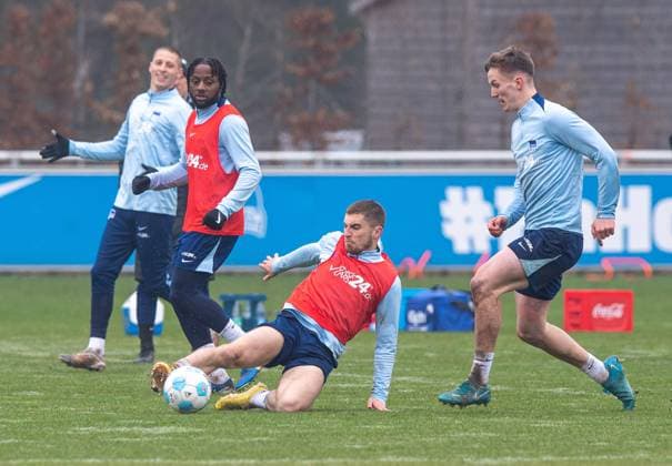 Football, Men, Season 2024 25, 2 Bundesliga, Hertha BSC, Training, f l Palko Dardai Hertha BSC , Deyovaisio Zeefuik Hertha BSC , Jonjoe Kenny Hertha BSC , Luca Wollschläger Hertha BSC , 11 03 2025, Copyright: xSebastianxRäppold MatthiasxKochx