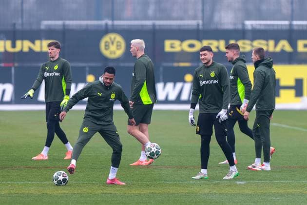 11 03 2025, Final training for the UEFA Champions League match between OSC Lille and Borussia Dortmund, f l Goalkeeper Gregor Kobel Borussia Dortmund , Cole Campbell Borussia Dortmund , Niklas Süle Borussia Dortmund , Goalkeeper Robin Lisewski Borussia Dortmund , Goalkeeper Alexander Meyer Borussia Dortmund , Waldemar Anton Borussia Dortmund , Dortmund Training ground Borussia Dortmund NRW Germany xRHR PHOTO DEx Copyright: DennisxEwert RHR-FOTOx RHR-FOTO DE