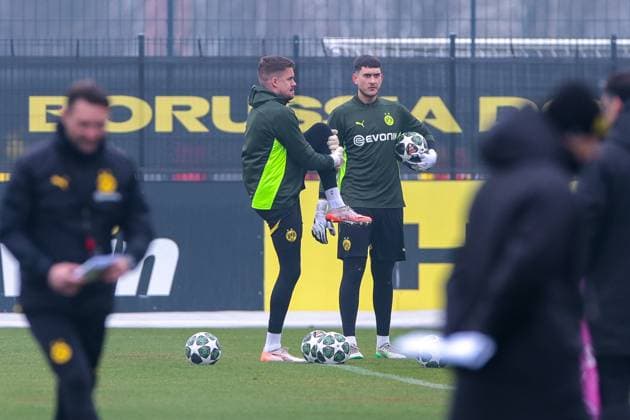 11 03 2025, Final training for the UEFA Champions League match between OSC Lille and Borussia Dortmund, from left goalkeeper Alexander Meyer Borussia Dortmund , goalkeeper Robin Lisewski Borussia Dortmund , Dortmund training ground Borussia Dortmund NRW Germany xRHR PHOTO DEx Copyright: DennisxEwert RHR-FOTOx RHR-FOTO DE