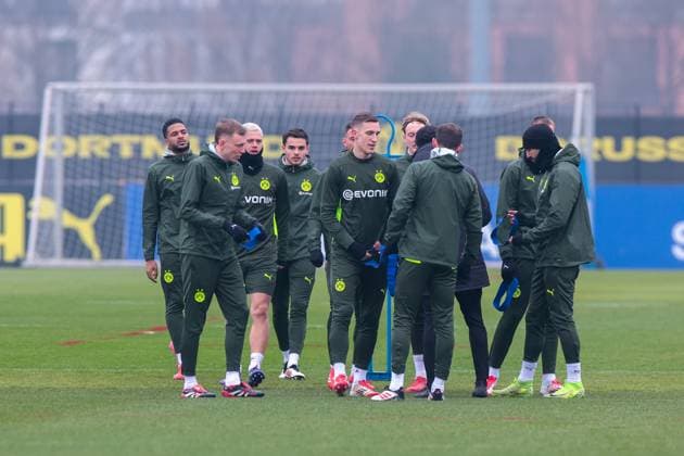 11 03 2025, Final training session for the UEFA Champions League match between OSC Lille and Borussia Dortmund, f l Cole Campbell Borussia Dortmund , Maximilian Beier Borussia Dortmund , Julian Ryerson Borussia Dortmund , Kjell Arik Wätjen Borussia Dortmund , Nico Schlotterbeck Borussia Dortmund , Julian Brandt Borussia Dortmund , Emre Can Borussia Dortmund put on their shirts, Dortmund training ground Borussia Dortmund NRW Germany xRHR PHOTO DEx Copyright: DennisxEwert RHR-FOTOx RHR-FOTO DE