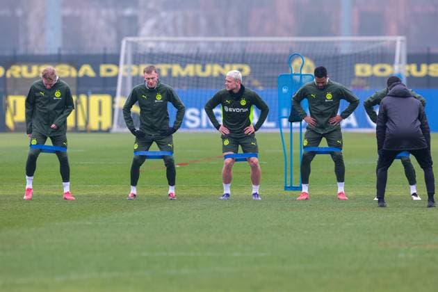 11 03 2025, Final training session for the UEFA Champions League match between OSC Lille and Borussia Dortmund, f l Julian Brandt Borussia Dortmund , Maximilian Beier Borussia Dortmund , Julian Ryerson Borussia Dortmund , Cole Campbell Borussia Dortmund stretch, Dortmund training ground Borussia Dortmund NRW Germany xRHR PHOTO DEx Copyright: DennisxEwert RHR-FOTOx RHR-FOTO DE