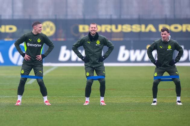 11 03 2025, Final training for the UEFA Champions League match between OSC Lille and Borussia Dortmund, f l Nico Schlotterbeck Borussia Dortmund , Waldemar Anton Borussia Dortmund , Pascal Groß Borussia Dortmund stretching and laughing, Dortmund training ground Borussia Dortmund NRW Germany xRHR PHOTO DEx Copyright: DennisxEwert RHR-FOTOx RHR-FOTO DE