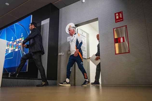 UEFA Champions League 2024 25 Round of 16 Second Leg: Real Madrid CF Training Session and press conference, PK, Pressekonferenz Carlo Ancelotti, head coach of Real Madrid CF, seen entering in the press room during the UEFA Champions League 2024 25 League Round of 16 Second Leg Training Session And Press Conference at Ciudad Real Madrid on March 03, 2025 in Madrid, Spain. Valdebebas Ciudad Real Madrid Madrid Spain Copyright: xAlbertoxGardinx AGardin_20250311_Football_Champions_Real_PC_44