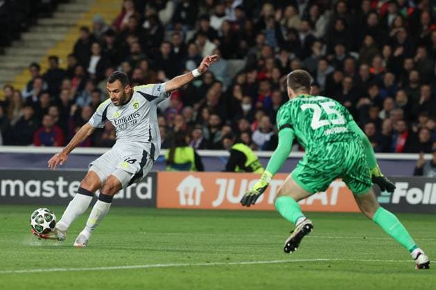 Barcelona 11 March 2025 Uefa Champions League phase 2024 25 Round of 16 FC Barcelona S L Benfica v l , shot on goal Vangelis Pavlidis S L Benfica , goalkeeper Wojciech Szczesny FC Barcelona Copyright: JoaquimxFerreira