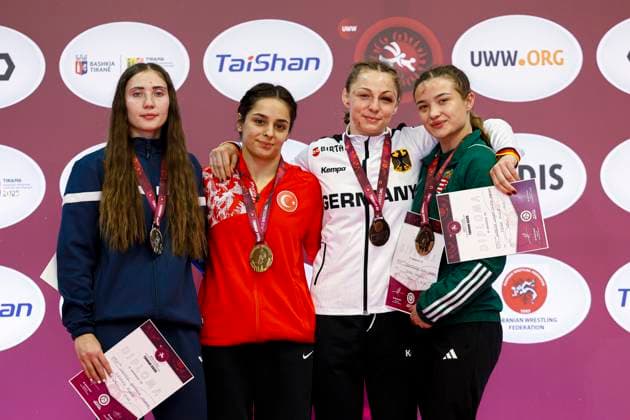 Bilder des Jahres 2025, Sport 03 März Sport Themen der Woche KW11 Sport Bilder des Tages U23 Wrestling European Championships Podium 55kg WW - Gold: Tuba Demir (TUR), Silver: Mihaela Samoil (MDA), Bronze: Roza Szenttamasi (HUN), Amory Olivia Andrich (GER) *** U23 Wrestling European Championships Podium 55kg WW Gold Tuba Demir TUR , Silver Mihaela Samoil MDA , Bronze Roza Szenttamasi HUN , Amory Olivia Andrich GER