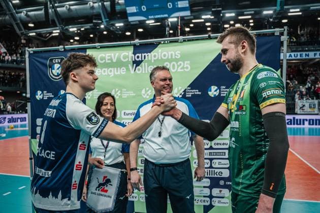 Volleyball mens season 2024 2025 CEV Champions League 2025 quarter-finals CLVM 097 SVG Lüneburg GER vs Aluron CMC Warta Zawiercie POL 11 03 2025 The captains at the coin toss Lüneburg LKH Arena Niedersachsen Germany