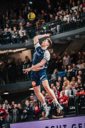 Volleyball Men Season 2024 2025 CEV Champions League 2025 Quarterfinals CLVM 097 SVG Lüneburg GER vs Aluron CMC Warta Zawiercie POL 11 03 2025 Simon Torwie 1 SVG Lüneburg serving Lüneburg LKH Arena Niedersachsen Germany