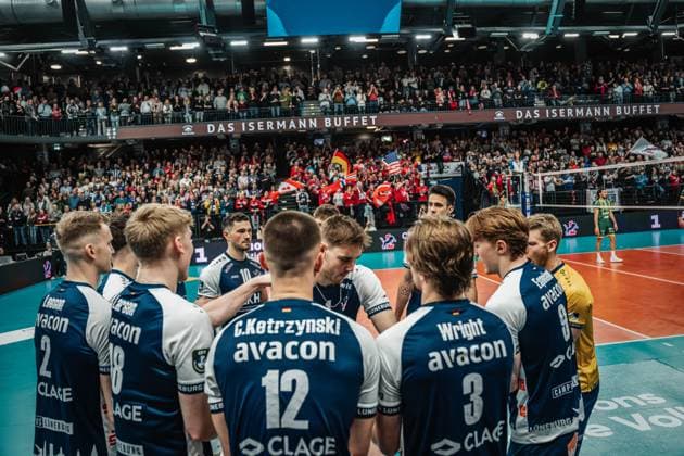 Volleyball Men Season 2024 2025 CEV Champions League 2025 Quarterfinals CLVM 097 SVG Lüneburg GER vs Aluron CMC Warta Zawiercie POL 11 03 2025 Simon Torwie 1 SVG Lüneburg entering Lüneburg LKH Arena Niedersachsen Germany