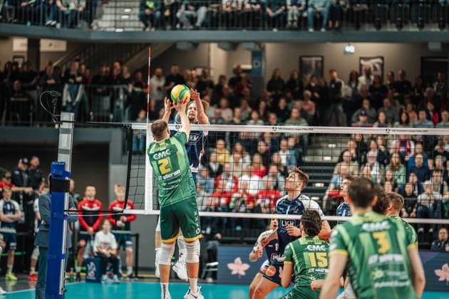 Volleyball Men Season 2024 2025 CEV Champions League 2025 Quarterfinals CLVM 097 SVG Lüneburg GER vs Aluron CMC Warta Zawiercie POL 11 03 2025 Kwolek Bartosz 2 SVG Aluron CMC Warta ZAWIERCIE in a push duel against Michael Patrick Wright 3 SVG Lüneburg Lüneburg LKH Arena Niedersachsen Germany