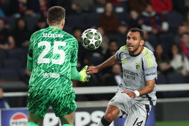 Barcelona 11 March 2025 Uefa Champions League phase 2024 25 Round of 16 FC Barcelona S L Benfica v l , Goalkeeper Wojciech Szczesny FC Barcelona , Vangelis Pavlidis S L Benfica Duel, Action, Action, Battles for the Ball Copyright: JoaquimxFerreira