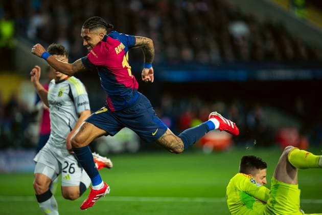 Spain-Football-Champions League FC Barcelona, Barca v SL Benfica in Barcelona, Spain. Barcelona, Spain, 11, March, 2025. Spain-Football-Champions League FC Barcelona v SL Benfica. (11) Raphinha vies with (1) Anatoliy Trubin. Barcelona Olympic Stadium Lluis Companys Barcelona Spain