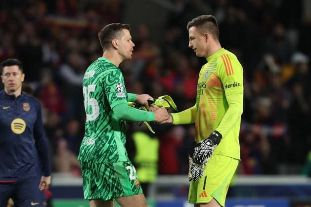 Barcelona 11 March 2025 Uefa Champions League phase 2024 25 Round of 16 FC Barcelona S L Benfica v l , goalkeeper Wojciech Szczesny FC Barcelona and goalkeeper Anatoliy Trubin S L Benfica high-five each other Copyright: JoaquimxFerreira