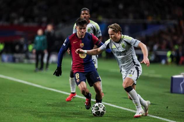 March 11, 2025, Barcelona, Barcelona, SPAIN: Andreas Schjelderup of SL Benfica and Pedro Gonzalez Pedri of FC Barcelona, Barca in action during the UEFA Champions League 2024 25 Round of 16 second leg, match between FC Barcelona and SL Benfica at Estadi Olimpic Lluis Companys on March 11, 2025 in Barcelona, Spain. Barcelona SPAIN - ZUMAa181 20250311_zaa_a181_111 Copyright: xJavierxBorregox