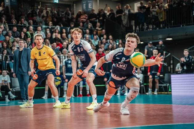 Volleyball Men Season 2024 2025 CEV Champions League 2025 Quarterfinals CLVM 097 SVG Lüneburg GER vs Aluron CMC Warta Zawiercie POL 11 03 2025 Theo Mohwinkel 8 SVG Lüneburg saves the ball Lüneburg LKH Arena Niedersachsen Germany