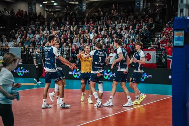 Volleyball Men Season 2024 2025 CEV Champions League 2025 Quarterfinals CLVM 097 SVG Lüneburg GER vs Aluron CMC Warta Zawiercie POL 11 03 2025 The SVG Lüneburg team cheers Lüneburg LKH Arena Niedersachsen Germany
