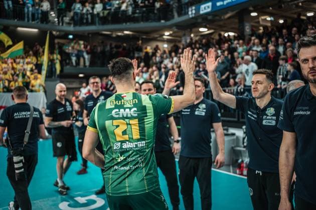 Volleyball Men Season 2024 2025 CEV Champions League 2025 Quarterfinals CLVM 097 SVG Lüneburg GER vs Aluron CMC Warta Zawiercie POL 11 03 2025 Karol Butryn 21 Aluron CMC Warta ZAWIERCIE claps with the coaching team Lüneburg LKH Arena Niedersachsen Germany
