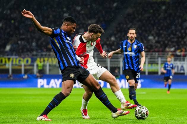 UEFA Champions League: FC Internationale Milan v Feyenoord Milan - Denzel Dumfries of FC Inter Milan, Aymen Sliti of Feyenoord during the 2nd leg of the round of 16 of new format of the Champions League 2024 2025. The match is set between FC Internationale Milan and Feyenoord at Giuseppe Meazza San Siro on 11 March 2025 in Milan, Italy. Copyright: xTomxBodex