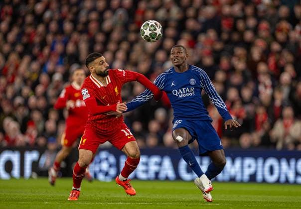 Football - UEFA Champions League - Round of 16 2nd Leg - Liverpool FC v Paris Saint-Germain FC LIVERPOOL, ENGLAND - Tuesday, March 11, 2025: Liverpool s Mohamed Salah (L) is challenged by Paris Saint-Germain s Nuno Mendes during the UEFA Champions League Round of 16 2nd Leg match between Liverpool FC and Paris Saint-Germain FC at Anfield. (Photo by David Rawcliffe Propaganda) LIVERPOOL Anfield MERSEYSIDE ENGLAND  Copyright: xDavidxRawcliffex P2025-03-11-Liverpool_PSG-27
