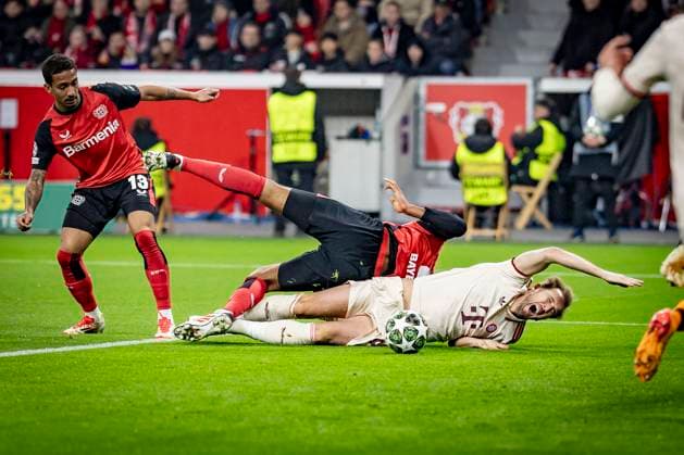 UEFA Champions League, Bayer 04 Leverkusen FC Bayern Munich 11 03 2025 Penalty area scene Harry Kane FC Bayern Munich, 9 on the ground, Jonathan Tah Bayer 04 Leverkusen, 4 above him Left Arthur Bayer 04 Leverkusen, 13 UEFA Champions League, Bayer 04 Leverkusen FC Bayern Munich, round of 16, second leg, 11 03 2025 at BayArena in Leverkusen Copyright: xBEAUTIFULxSPORTS AxelxKohringx