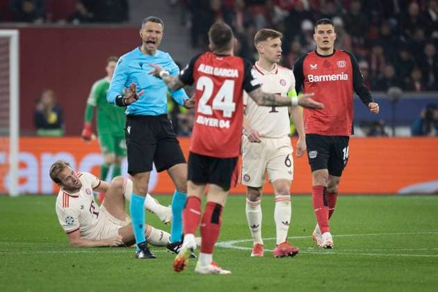 UEFA Champions League, Bayer 04 Leverkusen FC Bayern Munich 11 03 2025 Referee Slavko Vincic Slovenia scolds Aleix Garcia Bayer 04 Leverkusen, 24 after a foul on Harry Kane FC Bayern Munich, 9 UEFA Champions League, Bayer 04 Leverkusen FC Bayern Munich, round of 16, second leg, 11 03 2025 at BayArena in Leverkusen Copyright: xBEAUTIFULxSPORTS AxelxKohringx