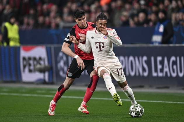 from left in duel Piero Hincapie Leverkusen 3 Michael Olise Muenchen 17 11 03 2025 Soccer Champions League, Bayer Leverkusen vs FC Bayern Muenchen, BayArena, Leverkusen, Copyright: xpepphotox xHorstxMauelshagenx pep00321, pep_20250311_hm_13167