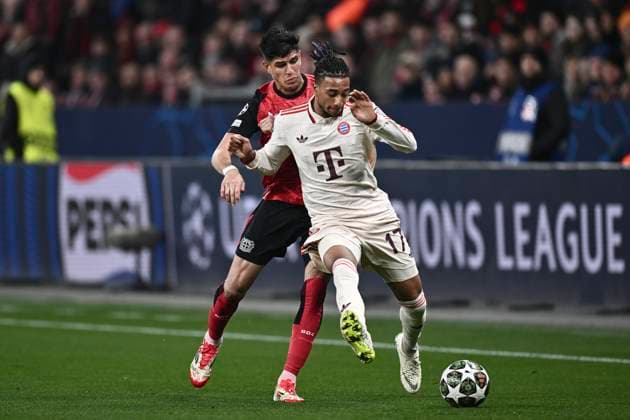 from left in duel Piero Hincapie Leverkusen 3 Michael Olise Muenchen 17 11 03 2025 Soccer Champions League, Bayer Leverkusen vs FC Bayern Muenchen, BayArena, Leverkusen, Copyright: xpepphotox xHorstxMauelshagenx pep00321, pep_20250311_hm_13168