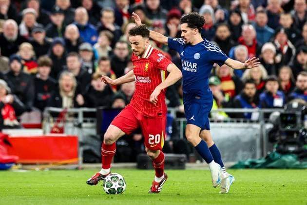 UEFA Champions League Last 16 Liverpool v Paris Saint-Germain Diogo Jota of Liverpool is put under pressure by Vitinha of Paris Saint-Germain during the UEFA Champions League Last 16 match Liverpool vs Paris Saint-Germain at Anfield, Liverpool, United Kingdom, 11th March 2025 (Photo by Mark Cosgrove News Images) Liverpool Anfield Merseyside United Kingdom Copyright: xMarkxCosgrove NewsxImagesx