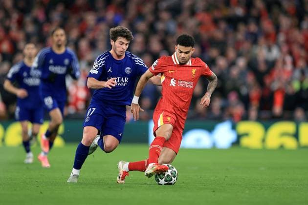 Fußball UEFA Champions League Achtelfinale 2. Spiel Liverpool gegen Paris Saint Germain 11. März 2025 UEFA Champions League Achtelfinale 2. Spiel Liverpool gegen Paris Saint Germain Joao Neves von Paris Saint Germain und Luis Diaz von Liverpool Foto Simon Stacpoole Offside Liverpool UK  Copyright: xSimonxStacpoolexOffside