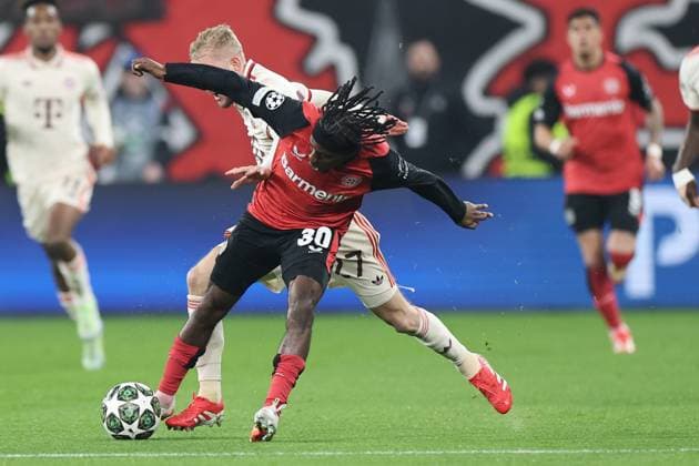 GER, UEFA CL, Round of 16 second leg, Bayer 04 Leverkusen GER vs Bayern Muenchen GER , 11 03 2025, BayArena, Leverkusen, GER, UEFA CL, Round of 16 second leg, Bayer 04 Leverkusen GER vs Bayern Muenchen GER , , pictured running duel Konrad Laimer Bayern Muenchen 27 , Jeremie Frimpong Leverkusen 30 , nordphotoxGmbHx xMeuter nph00351