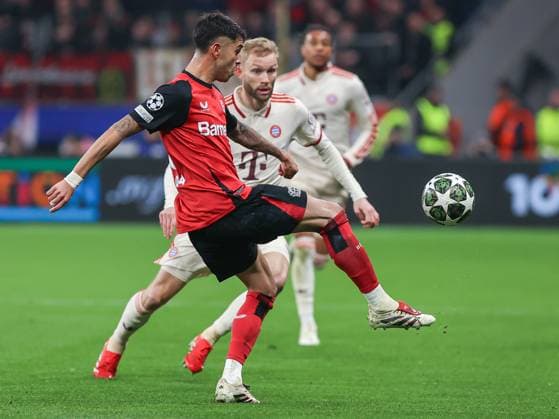 March 11, 2025, Leverkusen, Nrw, Germany: PIERO HINCAPIE REINA (Bayer 04 Leverkusen, 03) and KONRAD LAIMER (Bayern MoÂ¼nchen, 27) fights for ball, during the UEFA Champions League round of 16, 2nd leg match between Bayer 04 Leverkusen and Bayern MoÂ¼nchen at the BayArena Stadium. Leverkusen Germany - ZUMAb275 20250311_zsp_b275_012 Copyright: xGabrielxBoiax