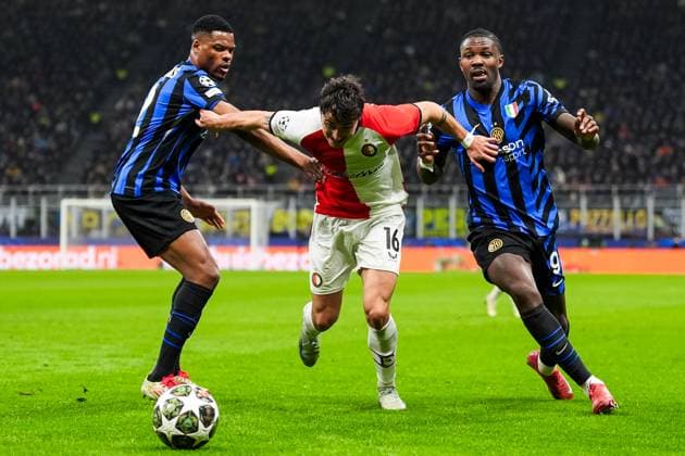UEFA Champions League: FC Internationale Milan v Feyenoord Milan - Denzel Dumfries of FC Inter Milan, Hugo Bueno of Feyenoord, Mehdi Taremi of FC Inter Milan during the 2nd leg of the round of 16 of new format of the Champions League 2024 2025. The match is set between FC Internationale Milan and Feyenoord at Giuseppe Meazza San Siro on 11 March 2025 in Milan, Italy. Copyright: xTomxBodex