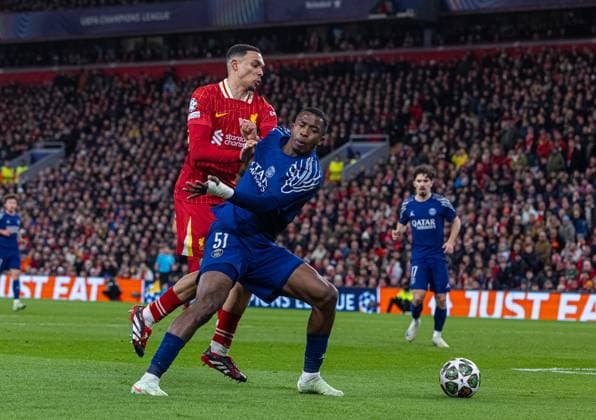 Football - UEFA Champions League - Round of 16 2nd Leg - Liverpool FC v Paris Saint-Germain FC LIVERPOOL, ENGLAND - Tuesday, March 11, 2025: Liverpool s Trent Alexander-Arnold (L) is challenged by Willian Pacho during the UEFA Champions League Round of 16 2nd Leg match between Liverpool FC and Paris Saint-Germain FC at Anfield. (Photo by David Rawcliffe Propaganda) LIVERPOOL Anfield MERSEYSIDE ENGLAND  Copyright: xDavidxRawcliffex P2025-03-11-Liverpool_PSG-49